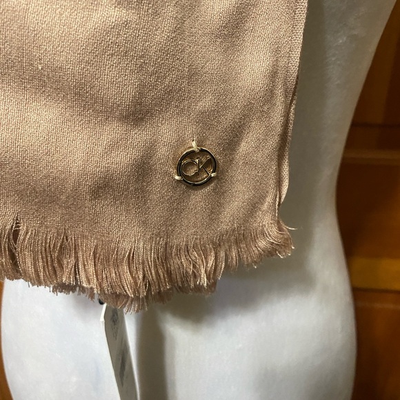 NWT Calvin Klein Women's Solid Satin Feel Pashmina Scarf - Picture 4 of 4